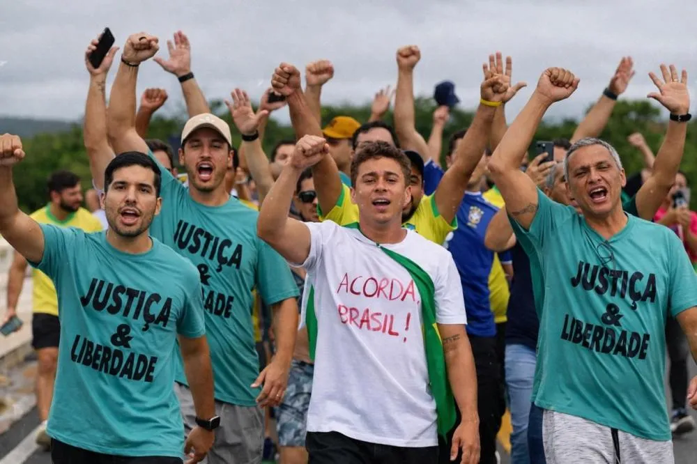 Quando um deputado põe os pés na estrada, o país é obrigado a olhar para si