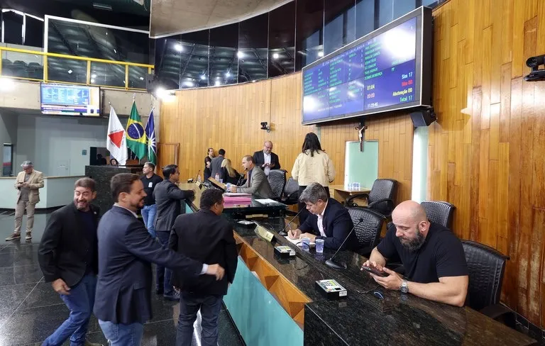 Câmara aprova pacotes milionários e cria novas datas oficiais enquanto saúde e educação entram na pauta