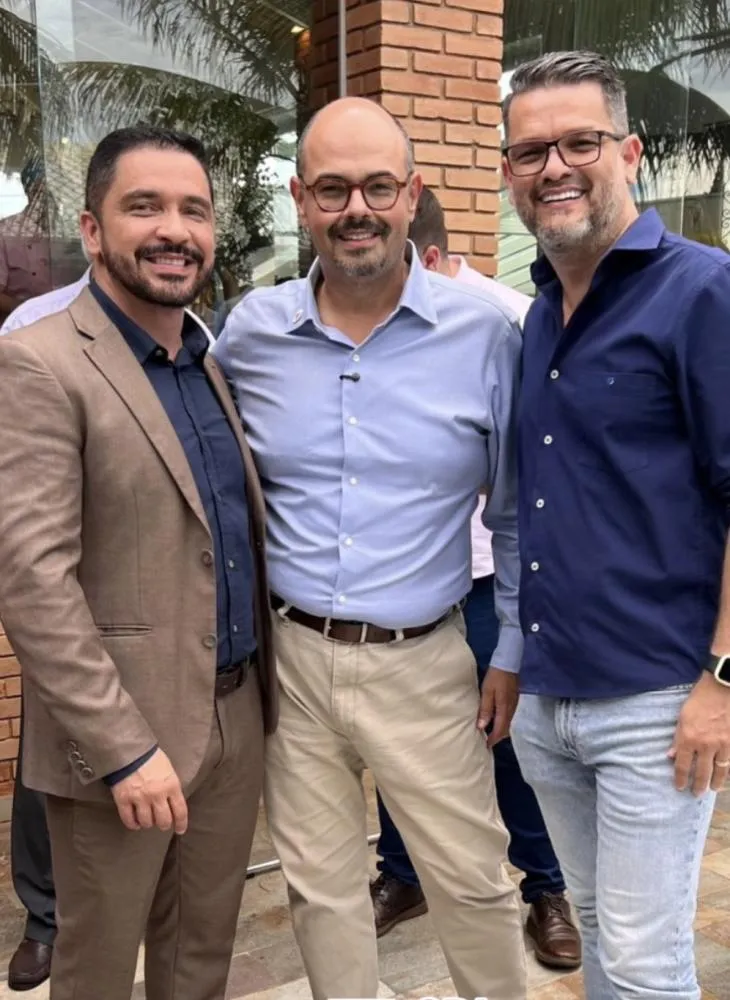 Presença de presidente da CDL Araguari em posse regional reacende debate sobre força política do comércio no Vale do Paranaíba