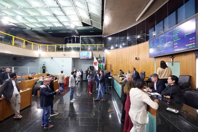 Câmara aprova pacotão milionário do Executivo e votação expõe ausências e pressa em Uberlândia