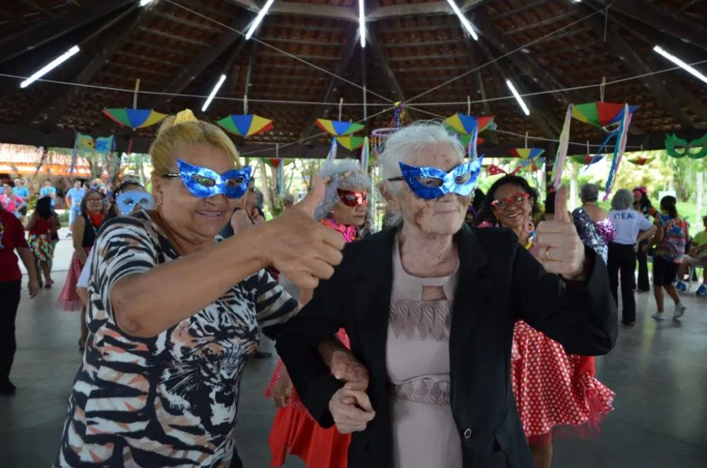 Carnaval da terceira idade vira espetáculo e reúne multidão no Parque do Sabiá em Uberlândia