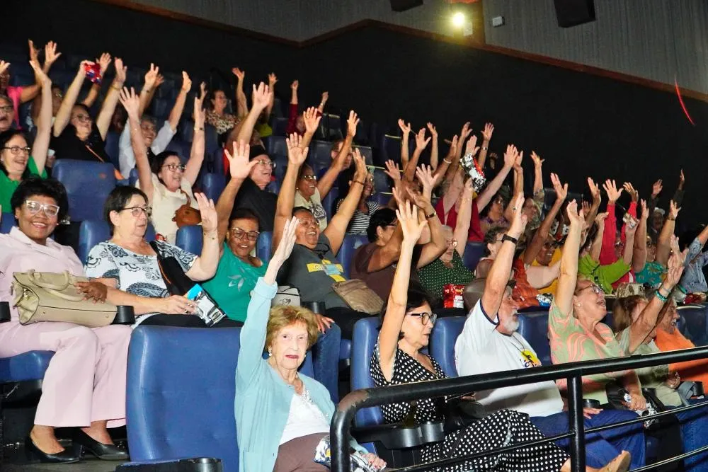 Idosos vão ao cinema pela primeira vez e ação simples expõe distância histórica do acesso cultural
