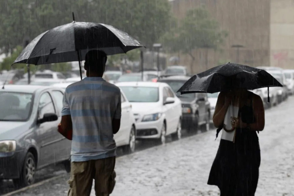 Carnaval pode virar banho de chuva no Triângulo e tempo instável preocupa foliões em Uberaba e Uberlândia
