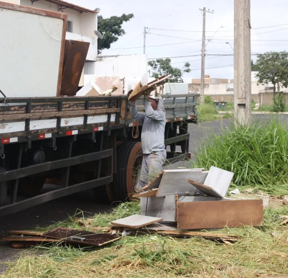 Prefeitura intensifica capina e cata treco em todas as regiões de Uberlândia