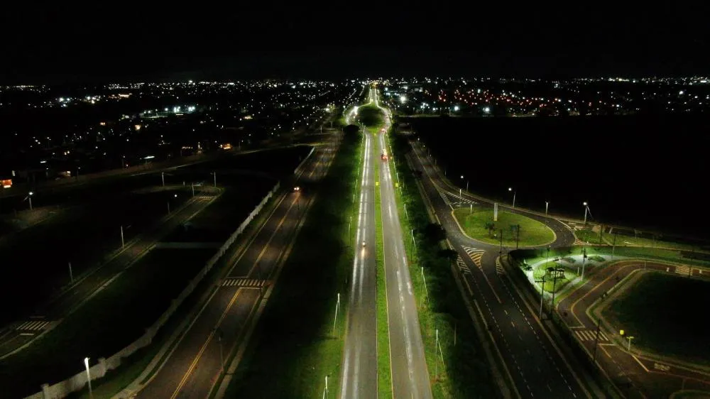 Nova iluminação de R$ 4,2 milhões transforma trecho da Filomena Cartafina em Uberaba