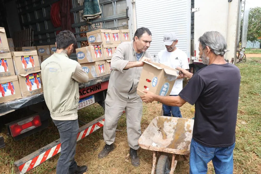 Prefeitura troca lixo por leite e retira mais de 11 mil criadouros do Aedes em um único dia