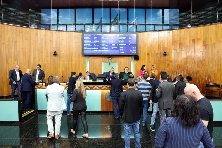 Câmara amplia prazo de licença de vereadores e arquiva denúncia contra Sérvio Túlio