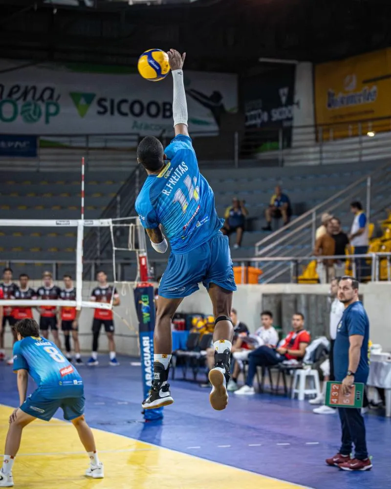 Araguari atropela e manda recado na Superliga B