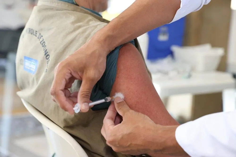 Vacina contra dengue começa pelos agentes e levanta debate sobre prioridades