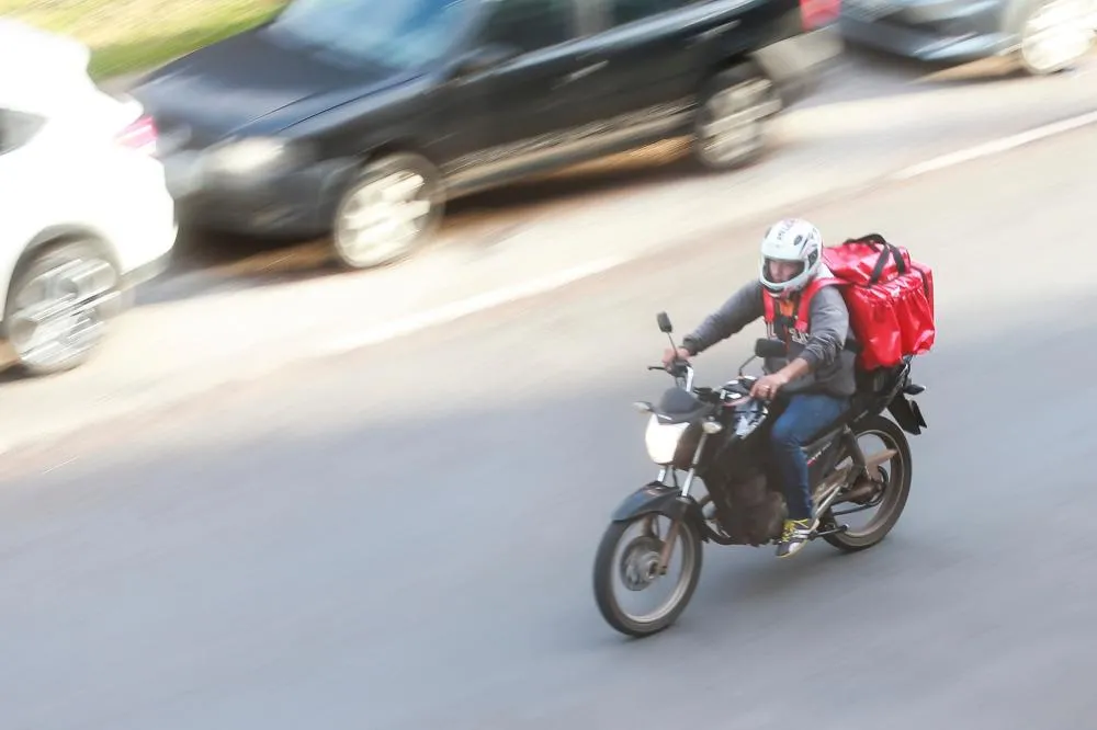 Concorrência no delivery exige atenção a práticas que dificultam a entrada de novos competidores
