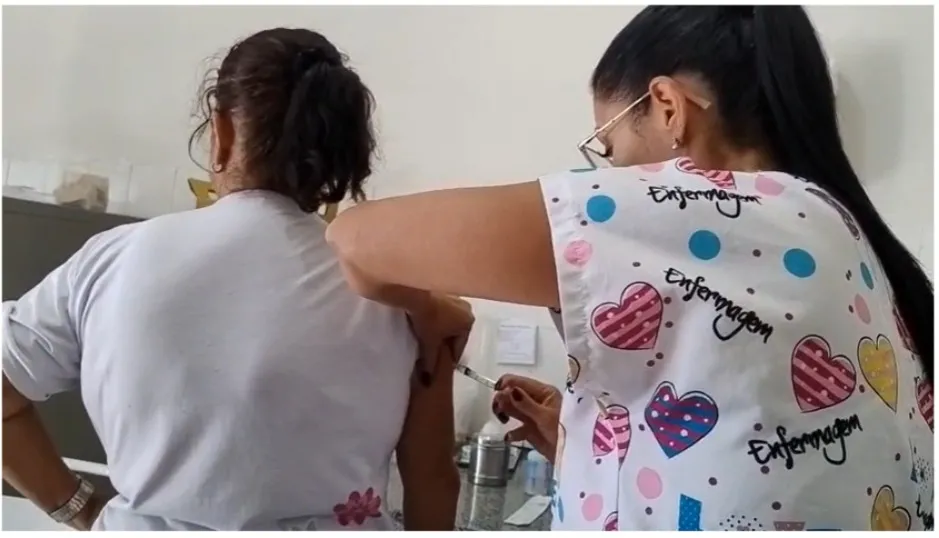 Uberaba inicia vacinação contra dengue para profissionais da linha de frente da saúde