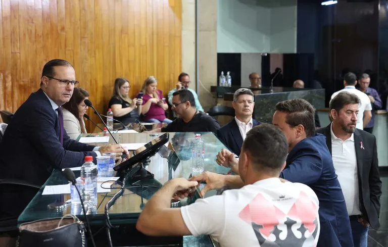 Vereadores aprovam mudanças polêmicas em leis municipais e redirecionam quase R$ 1,5 milhão em recursos durante sessão plenária