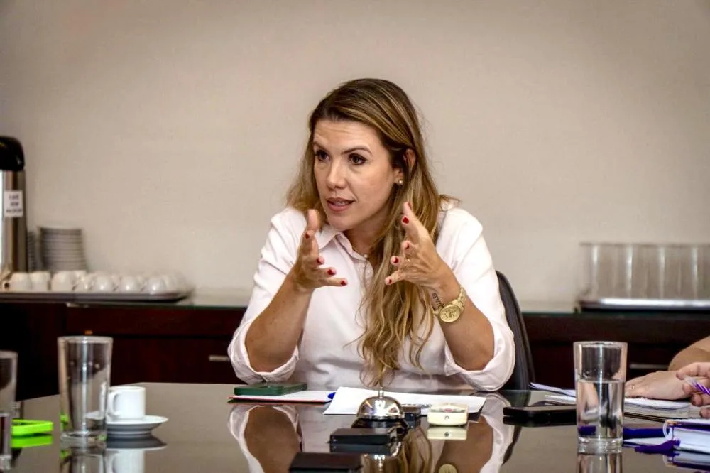 Prefeitura anuncia plano de valorização para servidores administrativos da educação e promete aumento de até 25%