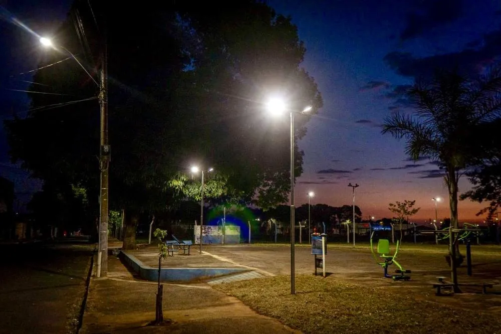 Após anos de escuridão, iluminação de R$ 1,3 milhão muda cenário na região da Praça Zé do Tiro