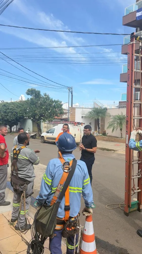 Emaranhado de fios nas ruas vira alvo de mutirão e expõe problema crescente nas cidades