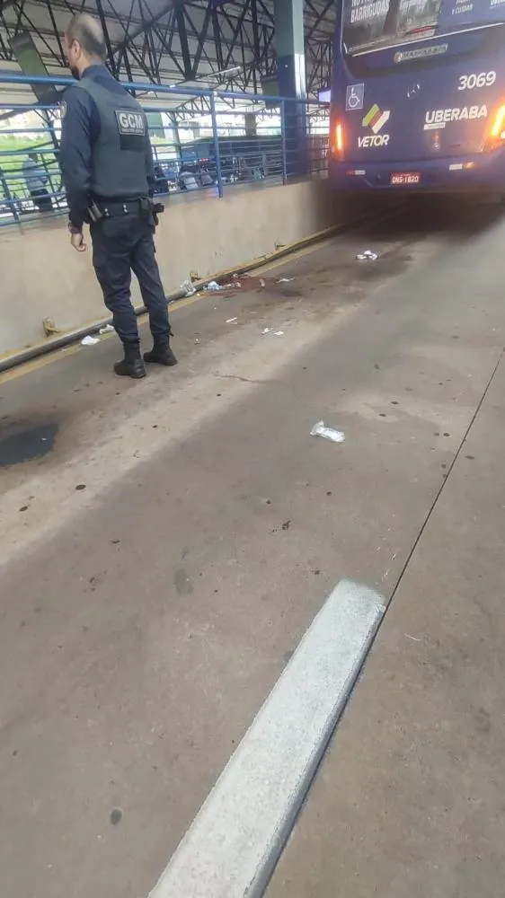 Queda em terminal vira tragédia: idosa é atropelada por ônibus e caso choca Uberaba