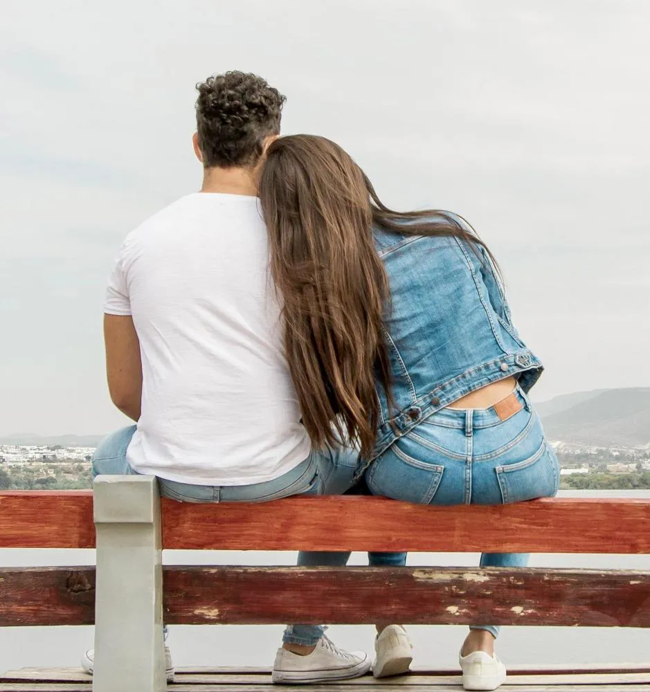 Relacionamentos discretos ganham força entre jovens, que se aproximam da hipergamia