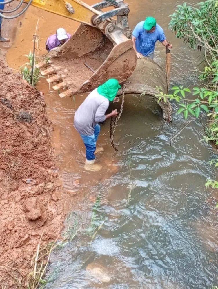 Chuva derruba ponte histórica e Prefeitura cria desvio emergencial para evitar isolamento de produtores em Araxá