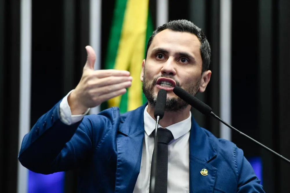 Pesquisa acende alerta na política mineira: Cleitinho dispara na frente e rivais ficam bem atrás