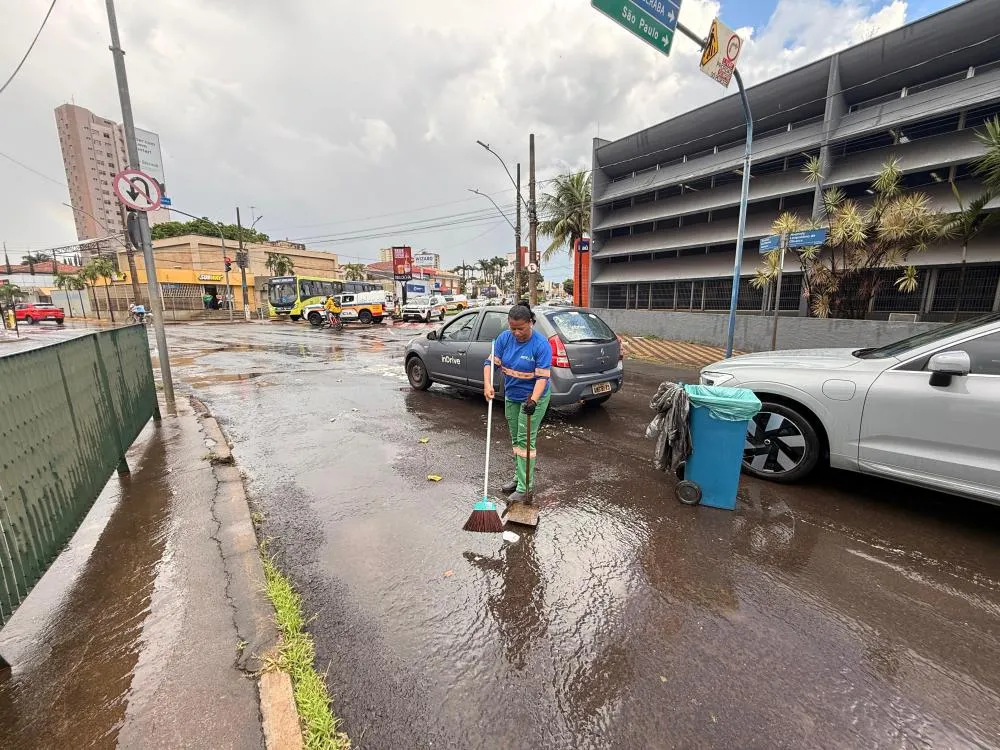 Após fortes chuvas, equipes intensificam limpeza de ruas e bocas de lobo para evitar novos alagamentos em Uberaba