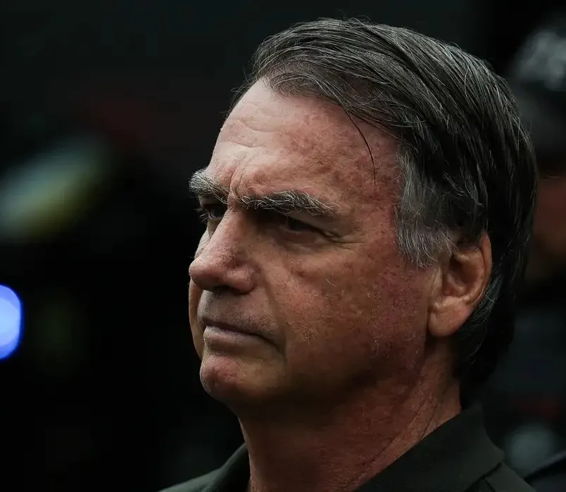 Bolsonaro passa mal na prisão e é levado às pressas ao hospital enquanto STF barra visita internacional