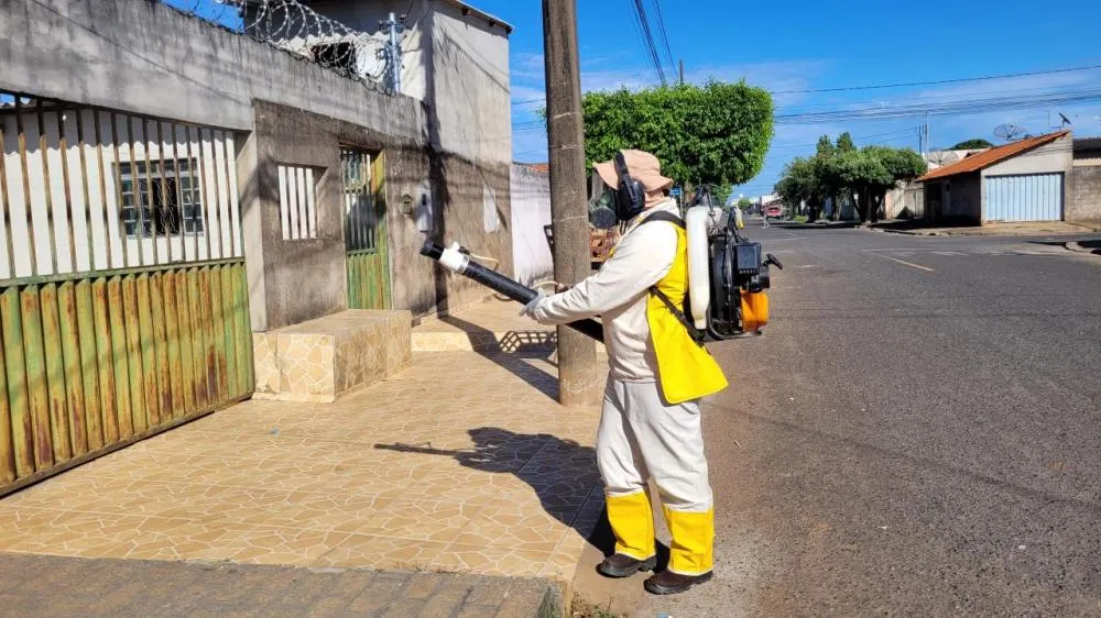 Dengue avança e prefeitura amplia combate com visitas em novos horários e fumacê em bairros de Araguari