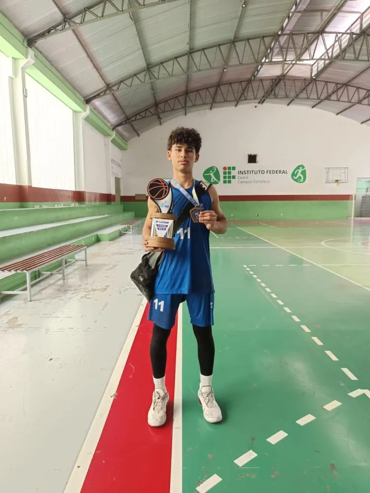 De promessa a destaque internacional: jovem de 17 anos acumula títulos e surge como novo nome do basquete brasileiro