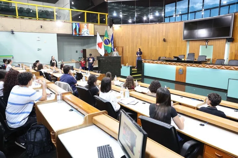 Jovens são preparados para a política em Uberlândia, mas inclusão ainda é desafio fora do discurso