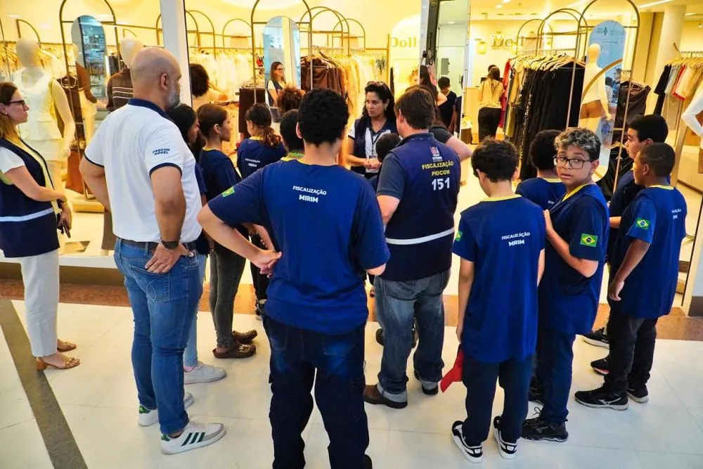 Crianças viram fiscais em shopping e chamam atenção de lojistas em Uberaba
