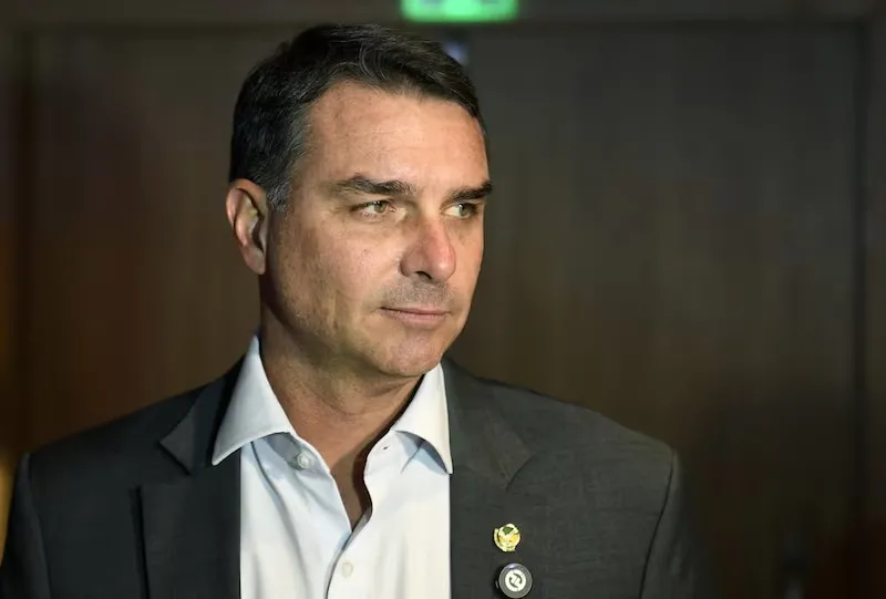 Flávio Bolsonaro aparece à frente de Lula em cenário de 2º turno, aponta pesquisa